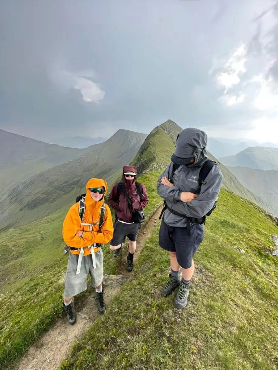 Eine kleine Gruppe wandert gemeinsam durch eine grüne Landschaft